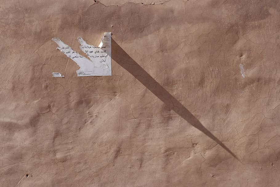 hispà, paret, mur de la ciutat, marrakech, cap gent, material de fusta, a l'interior, natura morta, signe, paper, arquitectura, comunicació, dia, marró, direcció, text, metall, símbol de fletxa, primer pla, orientació, funció de construcció de parets, creativitat, directament a sobre, agressió, Serra de mà, 4K
