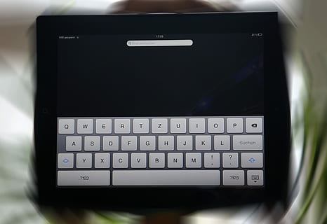 tablet, tastatur, digital, overflade, digital, overflade, medier, teknologi, bærbar, computer tastatur, meddelelse, trådløs teknologi, computer, forbindelse, computerudstyr, tekst, indendørs, tæt på, bærbar informationsenhed, brev, ingen mennesker, computer nøgle, computer netværk, alfabet, sort farve, nummer, 4K, CC0, offentligt domæne, royaltyfrie