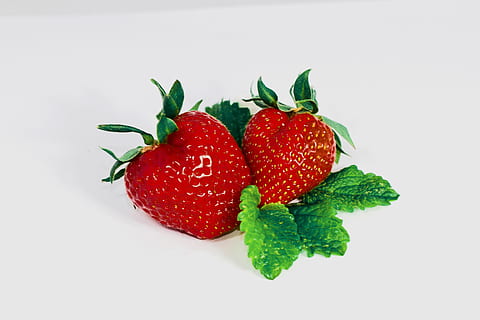 două căpșuni coapte, căpșună, fruct, roșu, dulce, suculent, delicios, sănătos, Frisch, copt, vitamine, fructe, alimente, gustos, fructe de padure, gradina de capsuni, prospeţime, boabe de fructe, frunze, organic, a închide, desert, natură, gurmand, gustare, mancare si bautura, studio shot, mâncat sănătos, bunăstare, parte a plantelor, în interior, natură moartă, nici o persoana, fundal alb, Culoarea verde, 5K, CC0, domeniu public, fără drepturi de autor