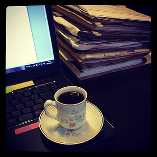 kaffe, arbejde, kontor, computer, bord, kop, drikke, kaffekop, mad og drikke, krus, forfriskning, porcelæn, kaffe - drikke, underkop, automatisk postproduktionsfilter, indendørs, overfør print, ingen mennesker, stilleben, teknologi, offentliggørelse, friskhed, bakke, 1080P, CC0, offentligt domæne, royaltyfrie