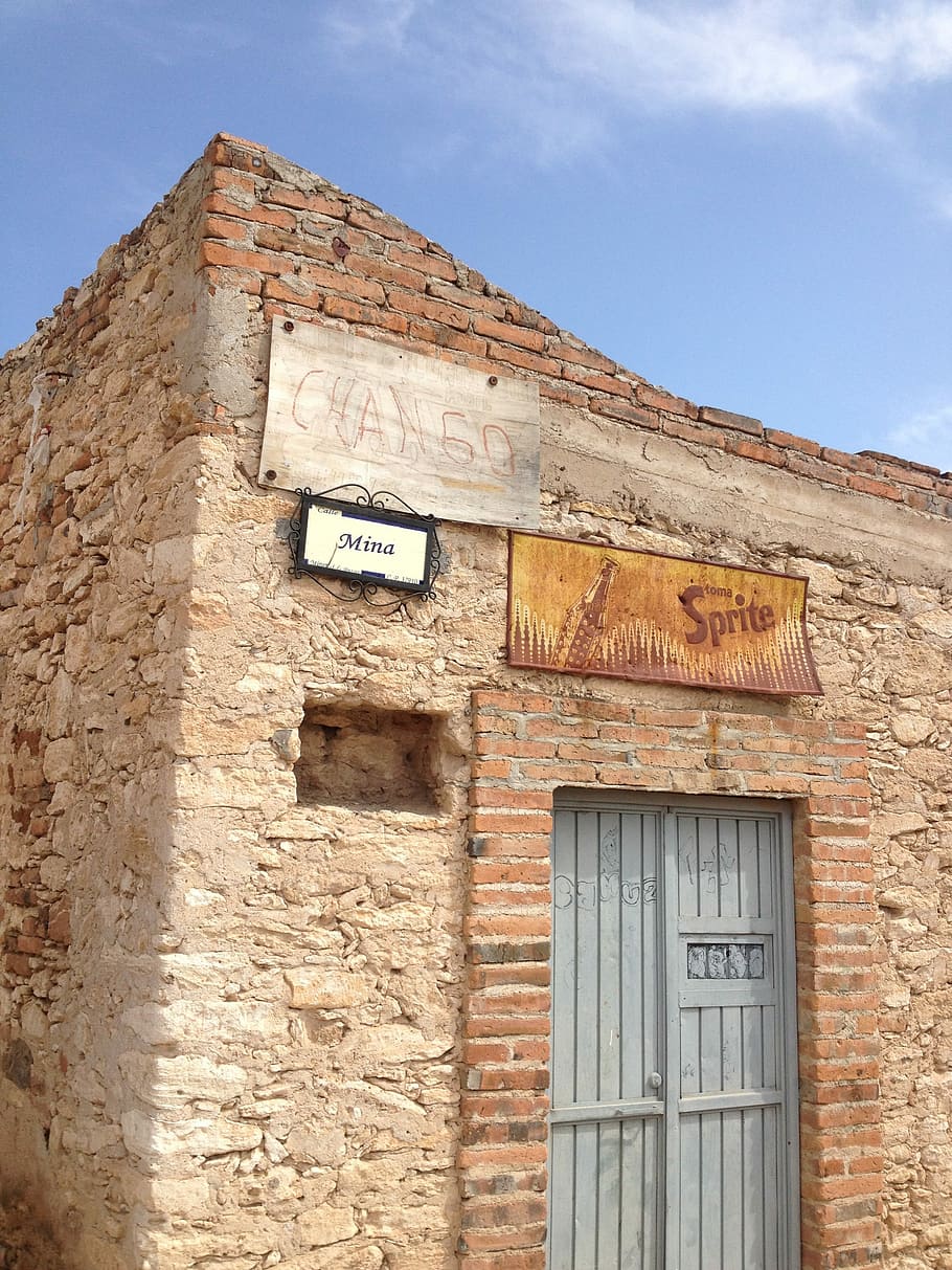 gent, Adobe, façana, abandonat, exterior de l'edifici, casa, aixafar, estructura construïda, arquitectura, cel, cap gent, dia, finestra, vista d’angle baix, edifici, paret, vell, text, funció de construcció de parets, comunicació, naturalesa, maó, a l'aire lliure, guió occidental, paret de maó, deteriorament, 2K