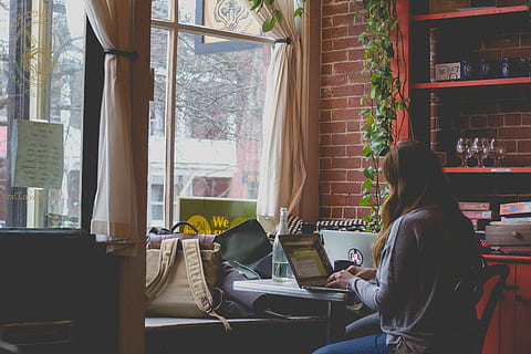 fille, séance, devant, portable, ordinateur, électronique, La technologie, Bureau, travail, étagère, sac, table, verre, la fenêtre, personnes, femme, une personne, Technologie sans fil, Vrais gens, utilisant un ordinateur portable, la communication, à l'intérieur, lien, Vêtements décontractés, Hommes, journée, meubles, affaires, modes de vie, adulte, 5K, CC0, domaine public, libre de droits