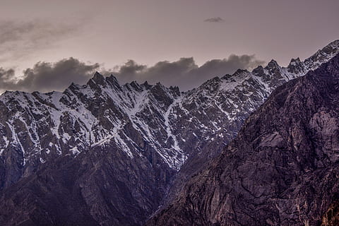 montagna durante il tramonto, scalata, nuvole, freddo, coni, nebbia, ghiacciaio, escursione, ghiaccio, paesaggio, montagna, picco di montagna, montagne, natura, all'aperto, picco, pinnacolo, roccia, montagna rocciosa, panoramico, cielo, la neve, tramonto, viaggio, valle, inverno, bellezza nella natura, scenics - natura, ambiente, catena montuosa, nuvola - cielo, scena tranquilla, la tranquillità, temperatura fredda, roccia - oggetto, nessuno, scena non urbana, paesaggio drammatico, montagna innevata, albero di conifere, 5K, CC0, dominio pubblico, privo di copyright