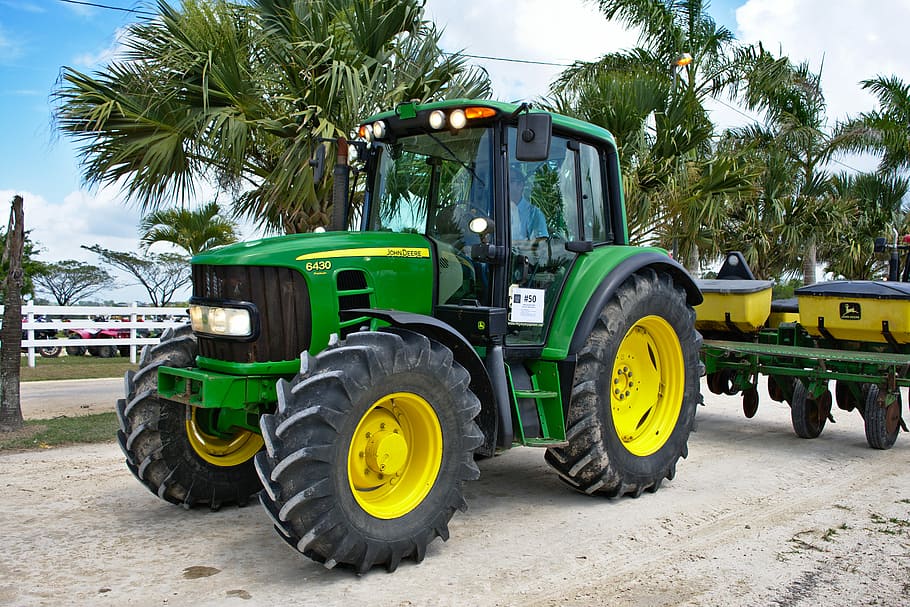 Traktor, Boden, Maschine, Rad, Transportsystem, Landmaschinen, Transport, Transportmittel, Baum, Landfahrzeug, landwirtschaftliche Maschinen, Palme, Maschinen, Tag, Pflanze, Natur, Himmel, tropisches Klima, Straße, Gelb, Land, Stadt, Baugewerbe, Landwirtschaftliche Geräte, Reifen, 5K