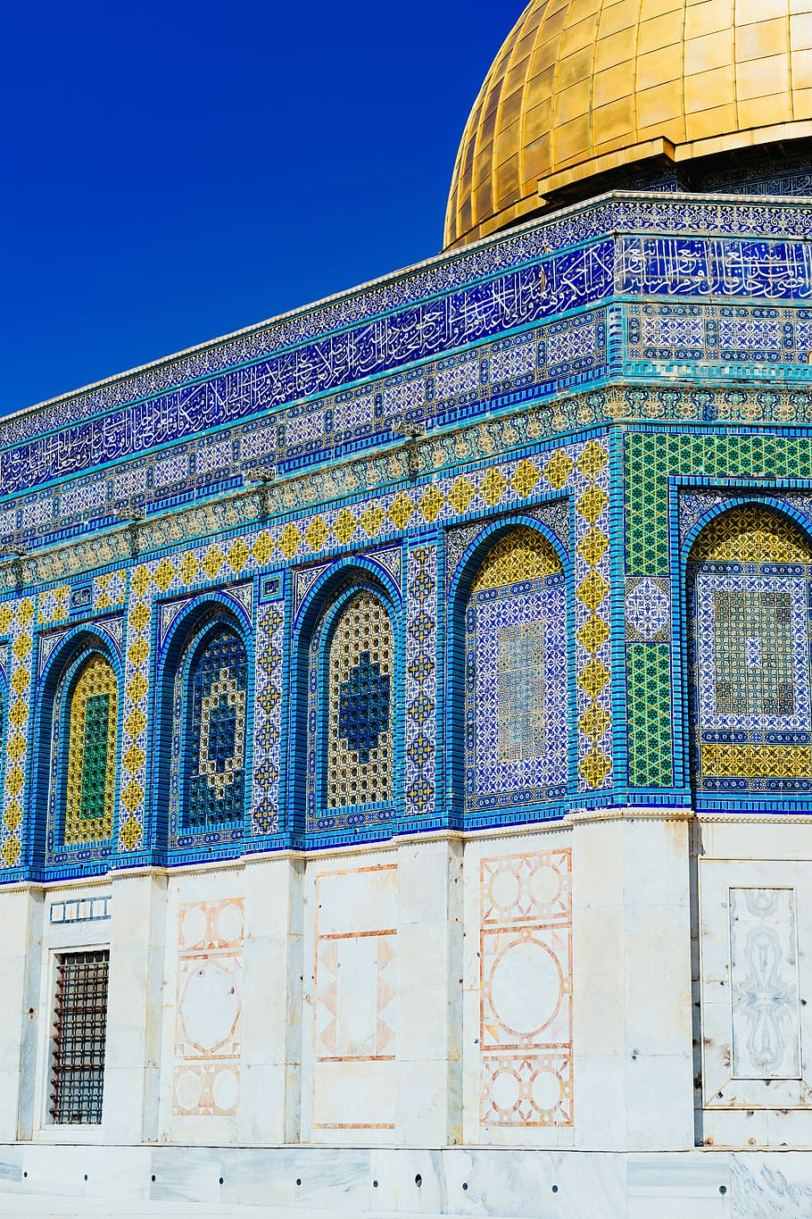 foto di paesaggio, blu, bianca, verde, moschea, cupola, costruzione di roccia, costruzione, parete, cielo, estate, modello, design tradizionale, architettura, storico, strada, finestra, urbano, città, viaggio, storia, turista, vecchio, cupola della roccia, Gerusalemme, struttura costruita, esterno dell'edificio, religione, credenza, spiritualità, nessuno, luogo di culto, Inquadratura dal basso, destinazioni di viaggio, giorno, il passato, caratteristica della parete, arco, all'aperto, ornato, motivo floreale, 5K