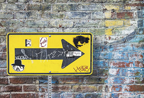 sfondo, struttura, parete, mattone, urbano, trama di mattoni, muro di mattoni, grunge, dipinto, cartello, segnale stradale, vernice spray, grungy, giallo, guida, comunicazione, giorno, all'aperto, caratteristica della parete, nessuno, testo, simbolo della freccia, struttura costruita, segnale di pericolo, simbolo, architettura, informazione, avvicinamento, Messaggio, 4K, CC0, dominio pubblico, privo di copyright