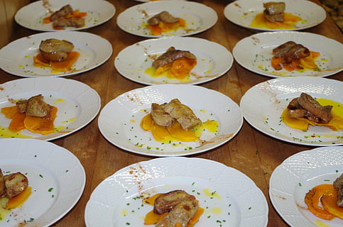 aperitiu, carbassa, rostit, servir, menjar, cuina, dinar, placa, gourmet, sopar, vaixella, menjar i beguda, frescor, llest per menjar, natura morta, indulgència, cap gent, menjar dolç, a l'interior, postres, dolç, taula, primer pla, vista d’angle alt, marc complet, mida de la porció, benestar, temptació, arranjament, berenar, 4K, CC0, domini públic, lliure de regalies