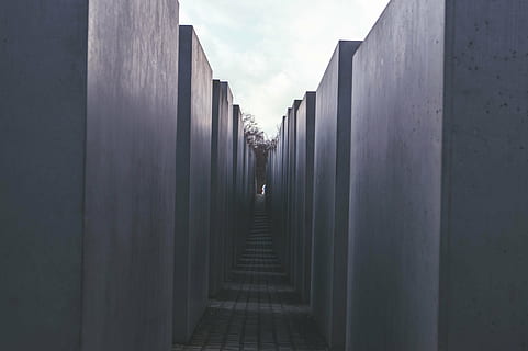 architettura, costruzione, città, buio, luce del giorno, porta, luce, moderno, mistero, all'aperto, ombra, urbano, parete, direzione, nessuno, cielo, struttura costruita, la strada davanti, di fila, nuvola - cielo, natura, giorno, prospettiva decrescente, esterno dell'edificio, memoriale, stretto, destinazioni di viaggio, punto di fuga, sentiero, calcestruzzo, 5K, CC0, dominio pubblico, privo di copyright