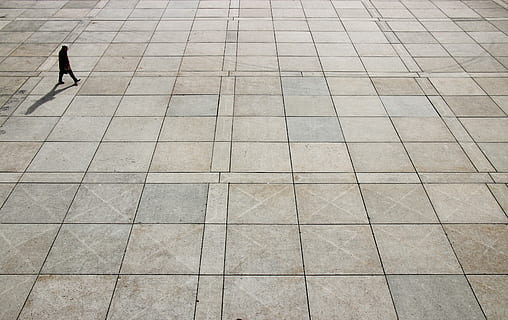 Mann, Gehen, braun, Fußboden, weitergehen, Bürgersteig, draußen, Bodenbelag, Straße, Fliesenboden, Muster, städtische Szene, eine Person, in voller Länge, Tag, die Architektur, echte Menschen, High Angle View, Männer, Lebensstile, Fußweg, Stadt, Erwachsene, gebaute Struktur, Frau, Natur, Pflasterstein, 2K, CC0, gemeinfrei, lizenzfrei