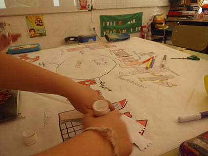 educaţie, şcoală, clasă, umană, creativitate, mână, artă și sculptură, în interior, oameni adevărați, partea corpului uman, desen - activitate, o persoana, masa, hârtie, deținere, parte a corpului, activitate, vedere în unghi mare, desen - produs de artă, persoană nerecunoscută, degetul uman, ambarcațiune, deget, calificare, design profesional, 2K, CC0, domeniu public, fără drepturi de autor