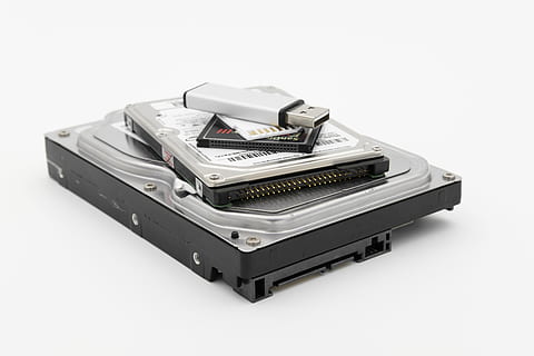 datos, disco, disco duro, hdd, tarjeta SD, tarjeta cf, memoria USB, USB, palo, digital, medio de almacenamiento, Almacén de datos, memoria, hardware, Información digital, financiar, Fondo blanco, tecnología, moneda, negocio, papel moneda, nadie, separar, foto de estudio, riqueza, maleta, montón, adentro, comunicación, apilar, de cerca, copia espacio, ahorros, 5K, CC0, dominio público, libre de derechos