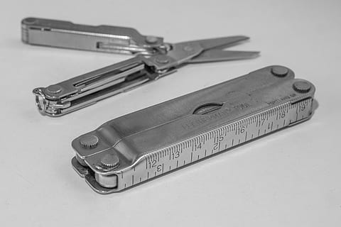 uitrusting, gereedschap, multifunctionele, leatherman, scherp, studio opname, binnenshuis, geen mensen, detailopname, metaal, stilleven, werktuig, witte achtergrond, groep objecten, focus op de voorgrond, rijkdom, door de mens gemaakt, uitknippen, kleine groep objecten, tafel, enkel object, hoge hoekmening, eenvoud, door de mens gemaakt object, luxe, 4K, CC0, publiek domein, royaltyvrij