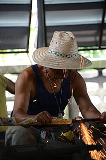 personagem, espada, o trabalho, uma pessoa, pessoas reais, chapéu, vista frontal, roupa casual, roupas, segurando, atividade de lazer, adulto, estilos de vida, mulheres, comida e bebida, sentado, dentro de casa, Comida, dia, preparação, adulto maduro, habilidade, rosto obscurecido, 5K, CC0, domínio público, royalty free
