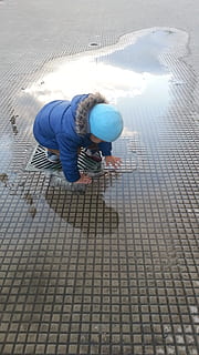 barn, regn, vej, rigtige mennesker, en person, fuld længde, høj vinkel visning, fritidsaktivitet, livsstil, afslappet tøj, dag, herrer, crouching, sidder, barndom, blå, drenge, natur, sti, udendørs, mønster, sollys, gulve, brosten, frisure, 2K, CC0, offentligt domæne, royaltyfrie
