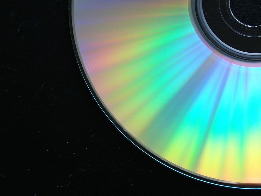 CD, DVD, disketa, počítač, digitální, fotoaparát - fotografické vybavení, fotografická témata, technologie, detail, filmový průmysl, nikdo, umělecká kultura a zábava, uvnitř, vícebarevné, objektiv - optický přístroj, odraz, hudba, stálý život, Černá barva, leteckého vozidla, zaměřit se na popředí, optický přístroj, fotografické vybavení, sklo - materiál, pohyb, letoun, elektrické zařízení, 5K