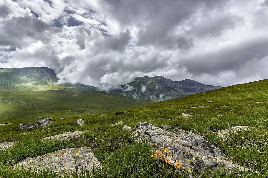 nori, iarbă, deal, peisaj, Munte, natură, în aer liber, roci, pitoresc, vară, scenics, luncă, nor - cer, varf de munte, obiect de rocă, cer, drumeții, mediu inconjurator, scenice - natura, frumusețe în natură, plantă, de munte, scenă non-urbană, teren, nici o persoana, călătorie, Culoarea verde, solid, destinații de călătorie, 1080P