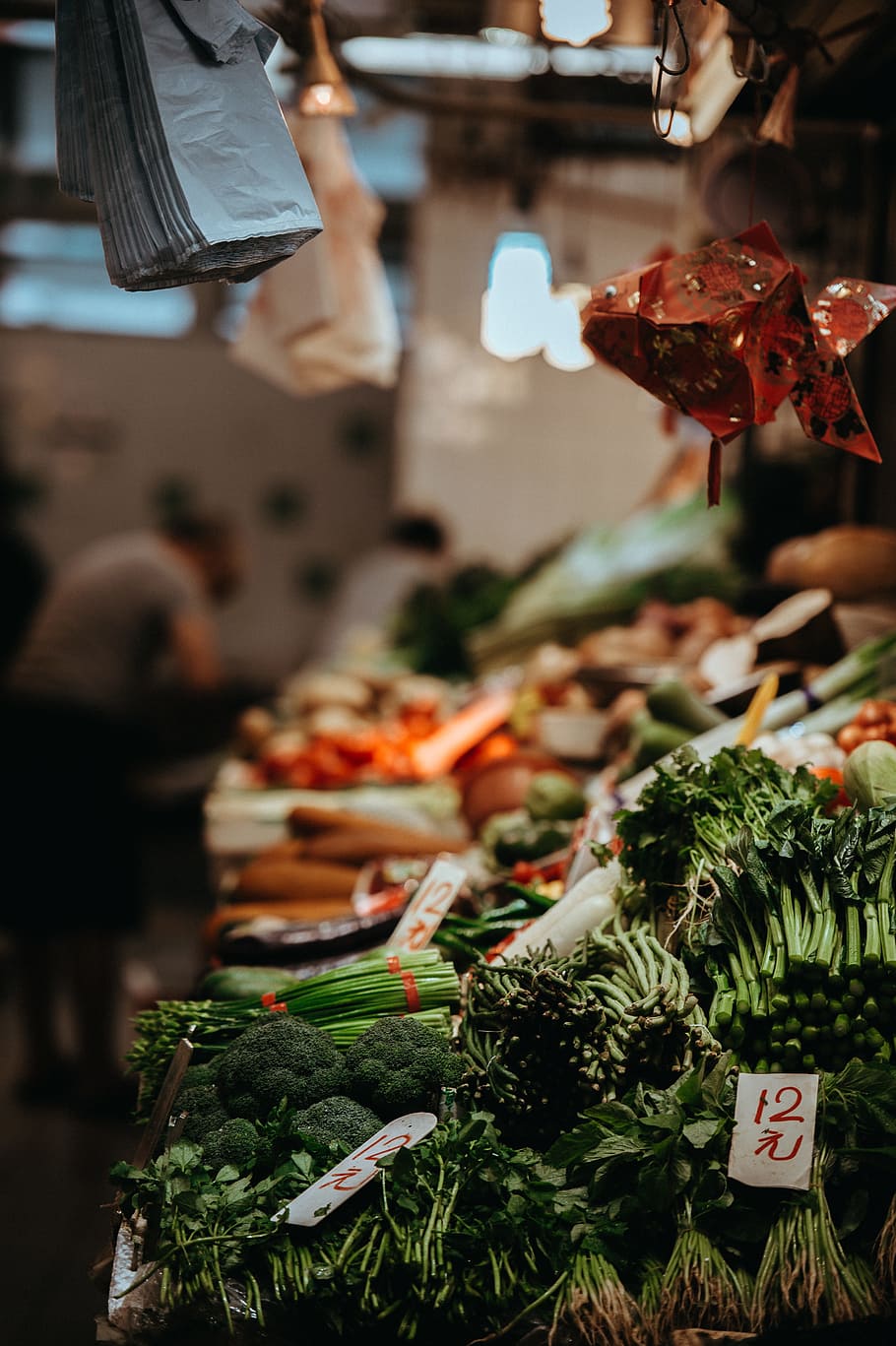 varietat, verdures, parada, fotografia, pila, mercat, vegetals, menjar, gent, compres, venda al detall, botiga, Paradeta, venda, alimentació saludable, a la venda, menjar i beguda, negocis, frescor, persones incidentals, centrar-se en primer pla, elecció, negoci petit, visualització al detall, variació, benestar, etiqueta del preu, primer pla, penjant, mercat de carrer, 4K