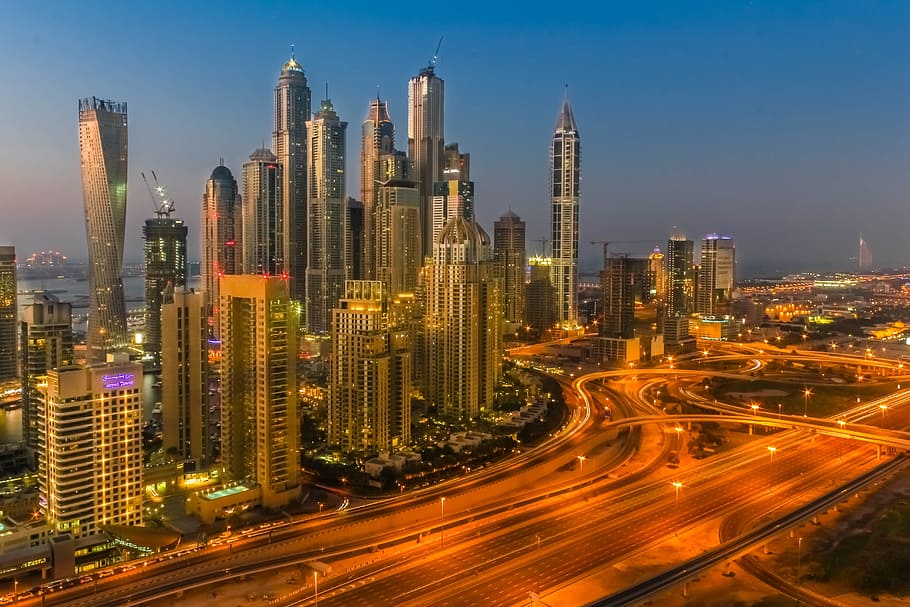 alt, lapse de temps de la construcció de pujada, dubai, emirats, baixar, edifici, cel, paisatge urbà, gratacels, nit, llums, ciutat, exterior de l'edifici, exterior d’edifici d’oficines, estructura construïda, arquitectura, torre, modern, il·luminat, alta - alta, oficina, vida de ciutat, paisatge, transport, horitzó urbà, carretera, sender lleuger, districte financer, cap gent, a l'aire lliure, autopista de carrils múltiples, 5K