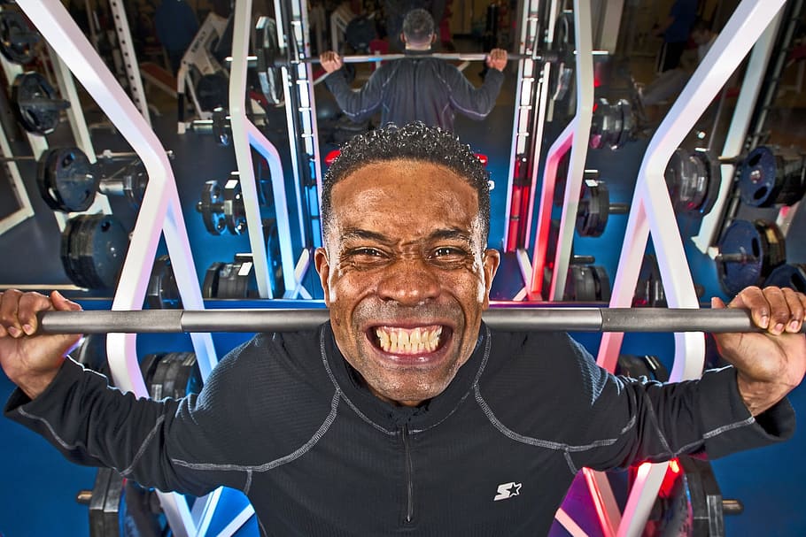 muž, zdvihání, činka, tělocvična, závaží, squat, Napájení, mužský, zdatnost, mladý, sport, sportovec, svalnatý, kulturistika, životní styl, stres, silný, cvičení, pouze muži, pouze jeden muž, jen dospělí, jedna osoba, čelní pohled, pouze jeden zralý muž, portrét, při pohledu na fotoaparát, muži, dospělý, samci, emoce, usmívající se, zralí muži, štěstí, životního stylu, uvnitř, skutečných lidí, střela do hlavy, ústa otevřená, vzrušení, 1080P