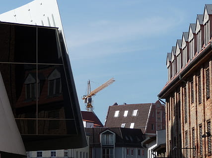 stralsund, architektura, Domov, okno, odrážet, jeřáb, nebe, Německo, Baltské moře, stavba, exteriér budovy, budova, nízký úhel pohledu, nikdo, Příroda, den, město, rezidenční čtvrti, venku, mrak - nebe, sdělení, Dům, slunečního světla, ulice, střecha, dopravní značka, 1080P, CC0, veřejná doména, bez autorských práv