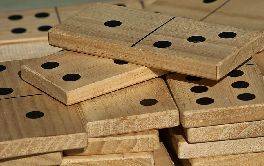 lotto marrone domino, gioco da tavolo, domino, giocare, giocatore, buco, in casa, nessuno, legno - materiale, strumento musicale, musica, cantina, avvicinamento, giorno, giochi di svago, cultura artistica e intrattenimento, pila, rilassamento, attività di svago, natura morta, forma, forma geometrica, vista dall'alto, grande gruppo di oggetti, modello, Marrone, creatività, 4K