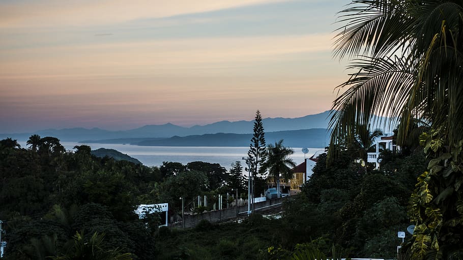 mar, alba, paisatge, naturalesa, badia, platja, núvols, llars, oceà, a l'aire lliure, paisatge marí, vora del mar, cel, posta de sol, arbres, aigua, arbre, planta, escenics - natura, muntanya, bellesa a la natura, arquitectura, Palmera, clima tropical, exterior de l'edifici, núvol - cel, estructura construïda, cap gent, escena tranquil·la, creixement, palmera de coco, 5K
