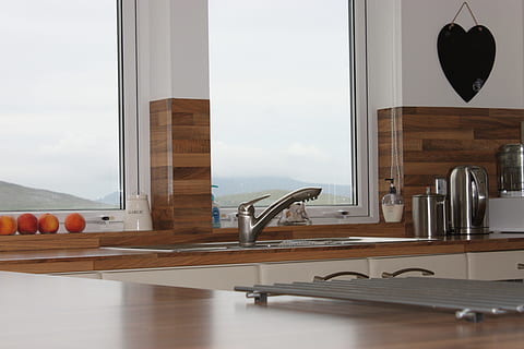 cuina, interior, aixetes, cuina interior, superfície de treball, finestra, a l'interior, interior de casa, interior de l'aparador, cuina domèstica, habitació domèstica, casa, material de fusta, vidre - material, dia, equipament per a la llar, la vida domèstica, estils de vida, transparent, cap gent, luxe, absència, modern, arquitectura, apartament, 4K, CC0, domini públic, lliure de regalies