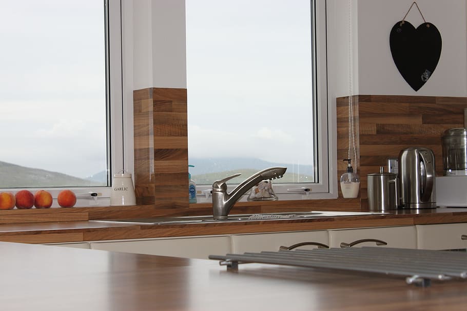 cuina, interior, aixetes, cuina interior, superfície de treball, finestra, a l'interior, interior de casa, interior de l'aparador, cuina domèstica, habitació domèstica, casa, material de fusta, vidre - material, dia, equipament per a la llar, la vida domèstica, estils de vida, transparent, cap gent, luxe, absència, modern, arquitectura, apartament, 4K