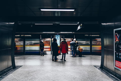mennesker, venter, tog, station, stående, togstation, platform, underjordisk, metro, transportmidler, offentlig transport, gruppe af mennesker, transportform, metrostation, arkitektur, rigtige mennesker, jernbanetransport, bevægelse, indendørs, herrer, tog - køretøj, undergrundsbane, bagfra, metrostationen, fuld længde, loft, 5K, CC0, offentligt domæne, royaltyfrie
