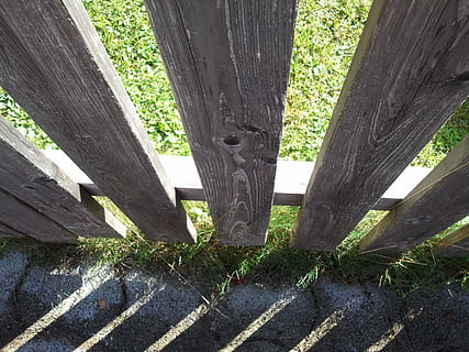 recinto, ombra, primavera, giardino, luce, drop shadow, confine, legna, recinzione in legno, tracciare, demarcazione, limite, recinzione del giardino, palizzata, tavole, tavola, batten, verde, legno - materiale, natura, pianta, giorno, nessuno, albero, erba, crescita, tronco, all'aperto, architettura, terra, tronco d'albero, struttura costruita, strada, barriera, mezzi di trasporto, connessione, campo, luce del sole, 2K, CC0, dominio pubblico, privo di copyright