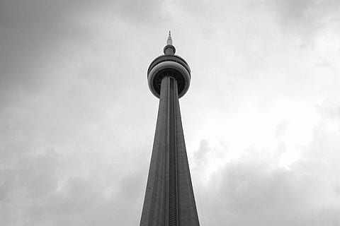torre de agujas espaciales, torre cn, torre, edificio, arquitectura, estructura, en blanco y negro, estructura construida, exterior del edificio, cielo, ciudad, altura maxima, nube - cielo, destinos de viaje, aguja, vista de ángulo bajo, nadie, naturaleza, edificio de oficinas exterior, día, viaje, rascacielos, al aire libre, 4K, CC0, dominio público, libre de derechos