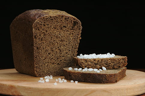 salt, brød, rug, sort, skive, mad, ernæring, hjem, lækker, indsætte produkter, skærebræt, frisk, udskæring, bord, rugbrød, mad og drikke, studio skud, sort baggrund, indendørs, friskhed, Brun, sund kost, velvære, ingen mennesker, tæt på, sødt mad, træ - materiale, bagt, korn plante, hvede, kage, fristelse, Brunt brød, snack, 2K, CC0, offentligt domæne, royaltyfrie