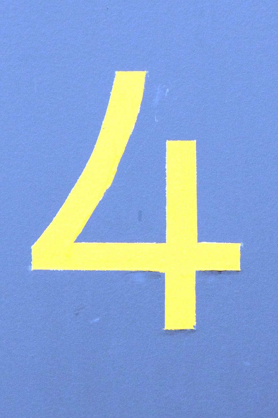4, blu, sfondo, giallo, conteggio, cifra, quattro, fotografie, matematica, numero, dominio pubblico, cartello, simbolo, girato in studio, comunicazione, sfondo colorato, nessuno, avvicinamento, strada, direzione, mezzi di trasporto, guida, giorno, simbolo della freccia, informazione, segno di informazione, in casa, segno direzionale, ritagliare, asfalto, 2K