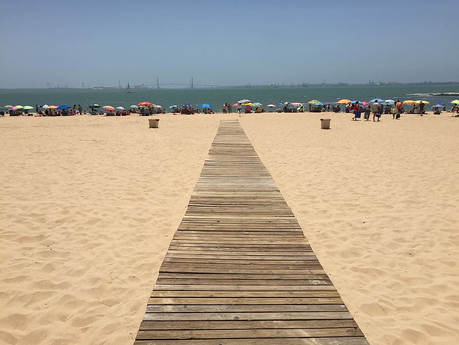 platja, Camí, Costa, sorra, oceà, mar, oceà, mar, passeig marítim, persones incidentals, gran grup de persones, a l'aire lliure, terra, cel, aigua, grup de persones, multitud, cel clar, festa, naturalesa, vacances, viatge, estils de vida, dia, el camí a seguir, moll, perspectiva decreixent, horitzó sobre l’aigua, 2K