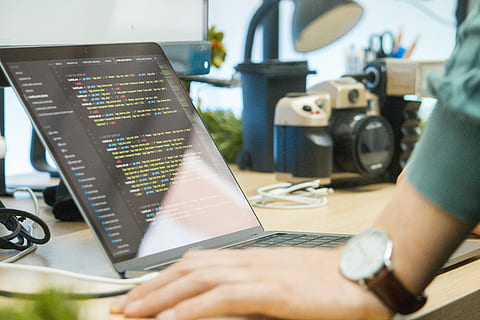 kodą, „MacBook“, pro, apvalus sidabro spalvos laikrodis, kompiuteris, ekranas, nešiojamas kompiuteris, obuolys, technologijos, patalpose, suaugusiųjų, darbo, žmogaus kūno dalis, Iš arti, žmonių, profesija, žmogaus ranka, verslą, ranka, atrankinis dėmesys, vyrai, komunikacijos, ryšį, du žmonės, lentelė, mašinos, 5K, CC0, Viešasis domenas, nemokamai