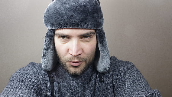 iarnă, capac, rece, alb, om, tineri, fundal, cald, model, pulover, frumos, îmbrăcăminte, natural, atractiv, european, postură, adulți, oameni, unu, portret, sezon, barbă, tineret, persoană, expresie, decembrie, in cautarea, îngheţat, lovitură de cap, o persoana, Păr facial, privind camera, vedere din față, bărbați, gri, tânăr adult, adult, Barbat tanar, haine calde, pălărie, capotă, capota - îmbrăcăminte, 4K, CC0, domeniu public, fără drepturi de autor