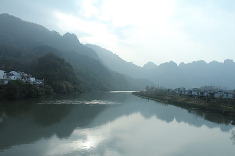 río, distante, cerros, reflexión, colinas distantes, naturaleza, escena tranquila, tranquilidad, agua, lago, montaña, cielo, paisajes - naturaleza, belleza en la naturaleza, cordillera, nube - cielo, nadie, niebla, árbol, arquitectura, frente al mar, día, ambiente, al aire libre, 5K, CC0, dominio público, libre de derechos