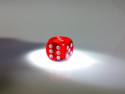 cubo, rosso, fortuna, giocare, dado, gioco d'azzardo, giochi di svago, cultura artistica e intrattenimento, opportunità, ombra, attività di svago, rilassamento, in casa, forma cubica, numero, avvicinamento, girato in studio, tavolo, nessuno, singolo oggetto, macchiato, ricerca ricreativa, vita notturna, 4K, CC0, dominio pubblico, privo di copyright