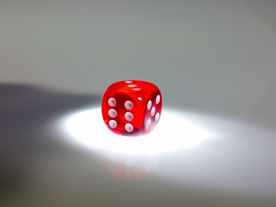 terning, rød, held, Spille, terninger, gambling, fritidsspil, kunstkultur og underholdning, mulighed, skygge, fritidsaktivitet, lempelse, indendørs, terningform, nummer, tæt på, studio skud, bord, ingen mennesker, enkelt objekt, fik øje på, fritidsaktiviteter, natteliv, 4K