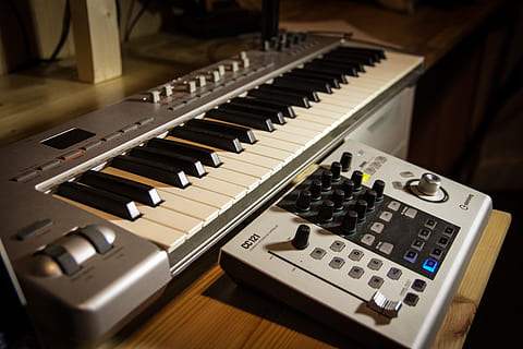 cc, cubase, controllore, 121 cc, strumento musicale, musica, pianoforte, antico, tasto del pianoforte, vecchio stile, attrezzatura musicale, in casa, cultura artistica e intrattenimento, tecnologia, nessuno, legno - materiale, strumento a tastiera, tastiera, controllo, avvicinamento, di fila, vista dall'alto, natura morta, concentrarsi sulle conoscenze acquisite, attrezzatura per la registrazione del suono, messa a fuoco selettiva, 4K, CC0, dominio pubblico, privo di copyright