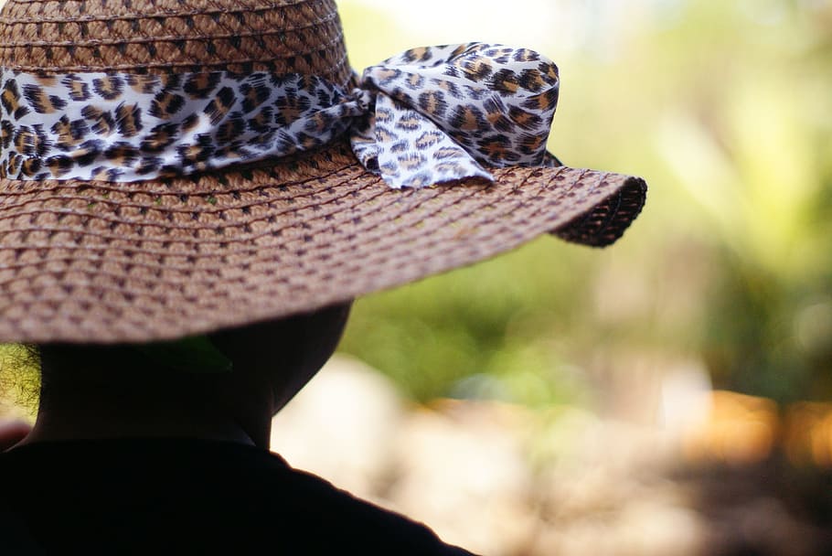dona, barret, lleopard, patró, esquena, cinta, palla, silueta, poc profund, primer pla, tirada al cap, dia, adult, a l'aire lliure, part del cos humà, centrar-se en primer pla, roba, una persona, rèptil, naturalesa, retrat, fauna animal, un animal, animals a la natura, vista del darrere, dones, extremitat humana, 2K