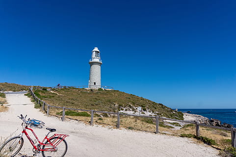 maják, bathurst, bod, bod koupele, maják bathurst, nejhezčí ostrov, rottnest, wadjemup, Austrálie, západní Austrálie, wa, moře, oceán, ostrov, kolo, motocykl, plot, jízdní kolo, exteriér budovy, směr, pláž, věž, voda, vedení, architektura, nebe, stavba, Příroda, přeprava, přistát, modrý, budova, čisté nebe, ochrana, den, nikdo, venku, horizont nad vodou, 5K, CC0, veřejná doména, bez autorských práv