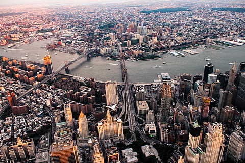 aereo, vista, nuovo, città di york, giorno, città, paesaggio urbano, vista aerea, scena urbana, skyline urbano, architettura, posto famoso, vista dall'alto, struttura costruita, esterno dell'edificio, fiume, Europa, distretto del centro, vita di città, grattacielo, panoramico, destinazioni di viaggio, costruzione, acqua, edificio per uffici esterno, mezzi di trasporto, nave nautica, ponte, natura, ponte - struttura fatta dall'uomo, nessuno, all'aperto, moderno, aereo passeggeri, distretto finanziario, 5K, CC0, dominio pubblico, privo di copyright