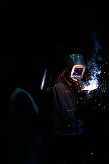 persoon, vervelend, grijs, bezit, lasapparaat, lasser, lassen, mannen, handarbeider, nacht, uitrusting, een persoon, lastoorts, vonken, beschermend masker - werkkleding, industrie, donker, laskap, mensen, werkend, verlichtingsapparatuur, bekwaamheid, beschermende werkkleding, technologie, menselijk lichaamsdeel, elektriciteit, een man alleen, echte mensen, verlicht, drie kwart lengte, binnenshuis, staand, bezetting, masker, verduisterd gezicht, onherkenbaar persoon, bescherming, veiligheid, vermomming, kunst cultuur en entertainment, beweging, 5K, CC0, publiek domein, royaltyvrij