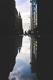fotografia de paisatge, de gran alçada, edificis, reflexió, aigua, silueta, persona, de peu, edifici, bassal, carrer, fosc, esquema, exterior de l'edifici, cel, arquitectura, estructura construïda, ciutat, núvol - cel, naturalesa, davant del mar, dia, simetria, persones incidentals, a l'aire lliure, aigua estancada, transport, 5K, CC0, domini públic, lliure de regalies