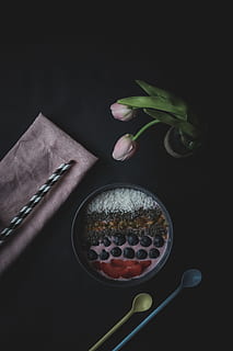 Rosa, Tulpe Blume, neben, Textil-, Joghurt, Früchte, Tabelle, Smoothie, Schüssel, Lebensmittel, Kochen, schwarze Farbe, Frische, organisch, gesundes Essen, Essen und Trinken, schwarzer Hintergrund, drinnen, keine Leute, Stillleben, Pflanze, Küchenutensilien, Natur, Essgeschirr, Wohlbefinden, Blume, Nahansicht, Blatt, direkt darüber, High Angle View, Löffel, Pflanzenteil, 5K, CC0, gemeinfrei, lizenzfrei