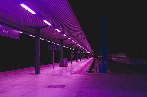 die Architektur, verwischen, dunkel, Innenstadt, Dämmerung, Europa, Abend, beleuchtet, Licht, Nacht-, draußen, Eisenbahn, Straße, Spanien, U-Bahn System, Zug, Bahnhof, Transportsystem, Reise, städtisch, gebaute Struktur, lila, Lichtanlage, Transport, drinnen, architektonische Säule, leeren, Decke, der Weg nach vorn, keine Leute, pinke Farbe, Richtung, abnehmende Perspektive, Natur, Himmel, Fußweg, 4K, CC0, gemeinfrei, lizenzfrei