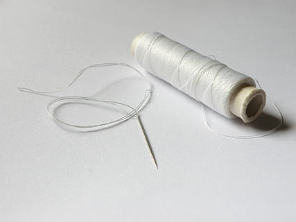 blanco, rollo de hilo, junto a, aguja, superficie, hilo, carretes, de coser, foto de estudio, adentro, Arte y artesanía, nadie, naturaleza muerta, Fondo blanco, creatividad, copia espacio, de cerca, vista de alto ángulo, artículo de costura, carrete, mesa, solo objeto, sencillez, aguja de coser, papel, enredado, 2K, CC0, dominio público, libre de derechos
