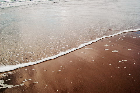 corpo d'acqua, spiaggia, marea, specchio, riflessione, sereno, oceano, mare, acqua, onde, sabbia, paesaggio, vista dall'alto, giorno, terra, natura, nessuno, la tranquillità, all'aperto, bellezza nella natura, inverno, temperatura fredda, bagnato, fotogramma intero, scena tranquilla, 2K, CC0, dominio pubblico, privo di copyright