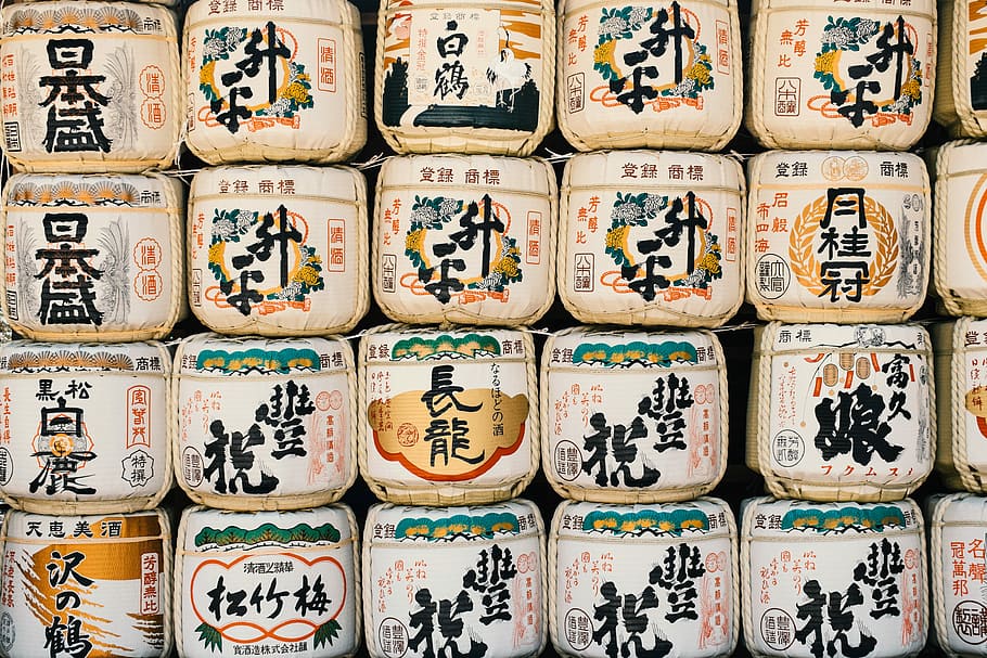 script kanji, imprès, caixa del lot, assortit, kanji, paquets, vi, envasos, sake, beure, begudes, beguda, tassa, olla, tradicional, japonès, asiàtic, barril, kyoto, tokyo, or, fons, fons de pantalla, visita, viatjar, Japó, marc complet, gran grup d'objectes, cap gent, en fila, text, elecció, script no occidental, variació, comunicació, art i artesania, abundància, ordre, guió, cilindre, menjar i beguda, 4K